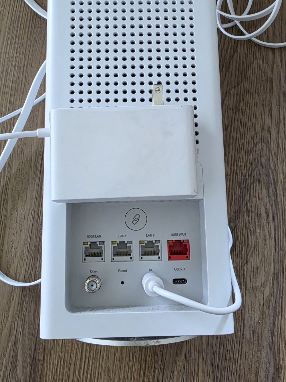 White Wireless Router with Compact Tower Design - Picture 4 of 4
